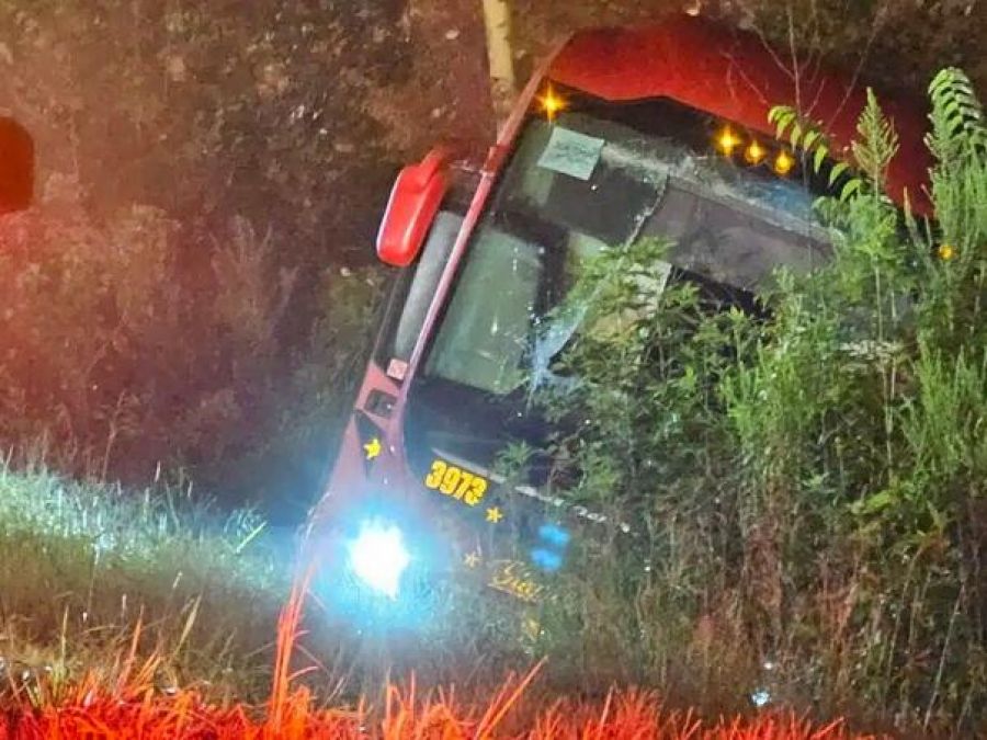 Veliki komercijalni autobus se prevrnuo u blizini mjesta Bovina.