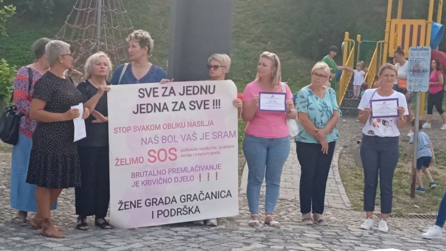 Aktivnosti obilježavanja godišnjice ubistava u Gradačcu trajat će cijeli dan, a centralno okupljanje je u 16 sati, dok je mirna šetnja gradom planirana u 16:30 sati.