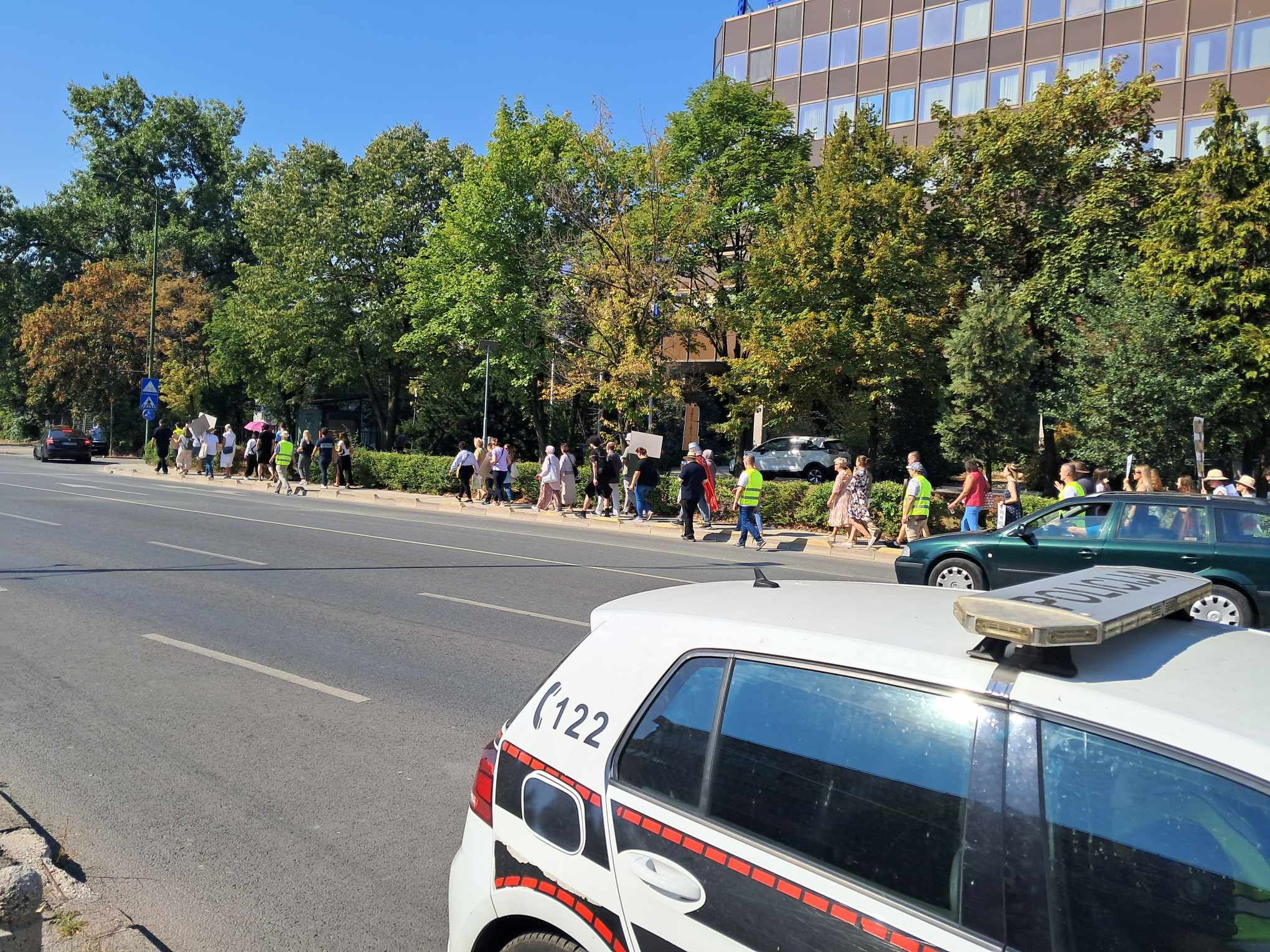 Iako su pozivali i građane da se pridruže mirnoj šetnji, do masovnog okupljanja nije došlo