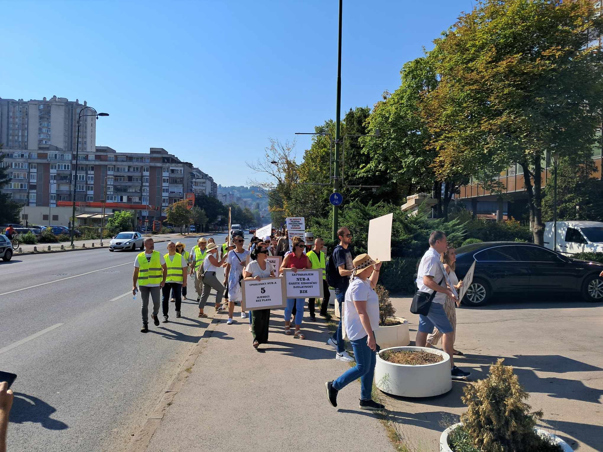 Iako su pozivali i građane da se pridruže mirnoj šetnji, do masovnog okupljanja nije došlo