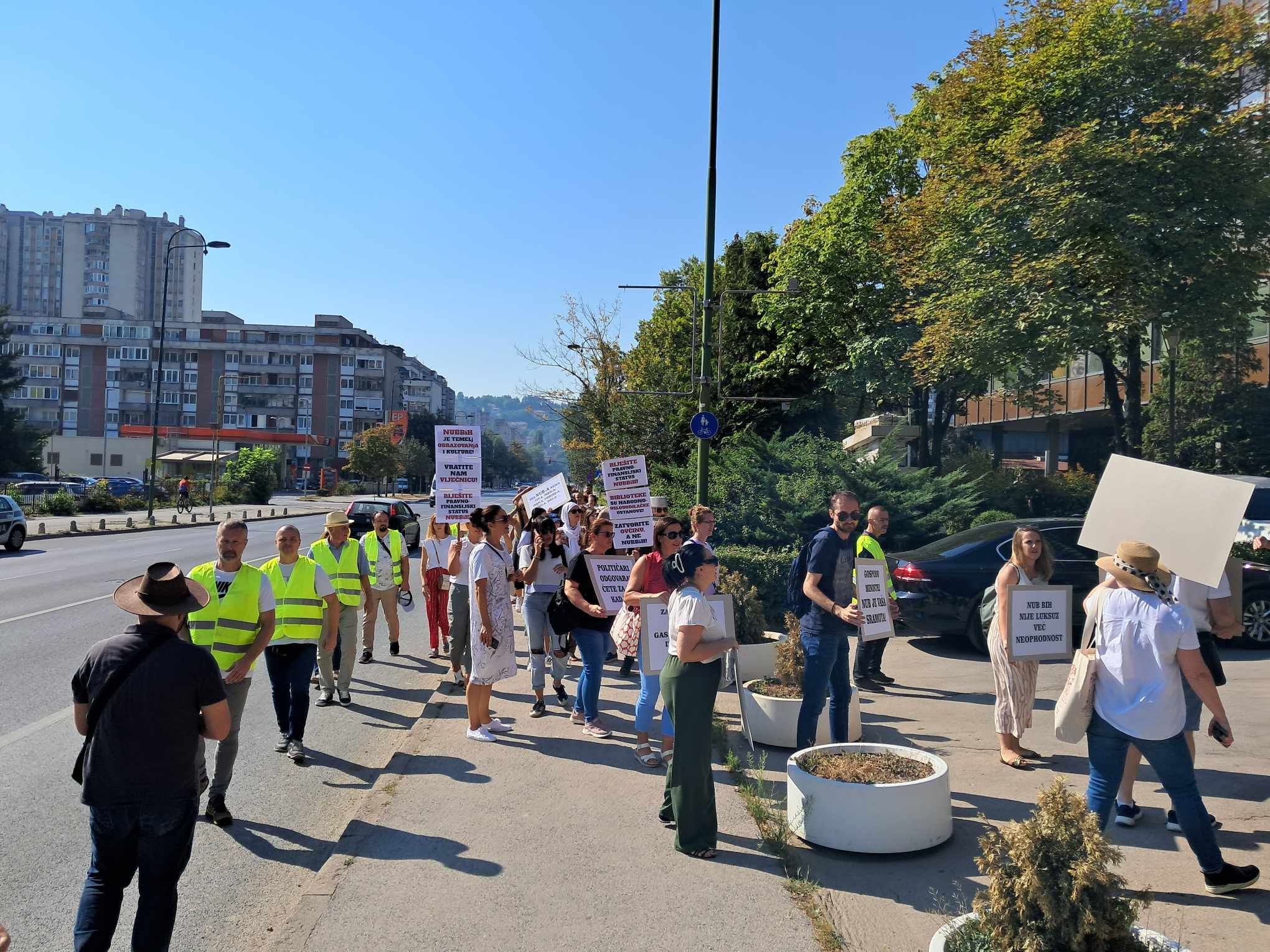 Iako su pozivali i građane da se pridruže mirnoj šetnji, do masovnog okupljanja nije došlo