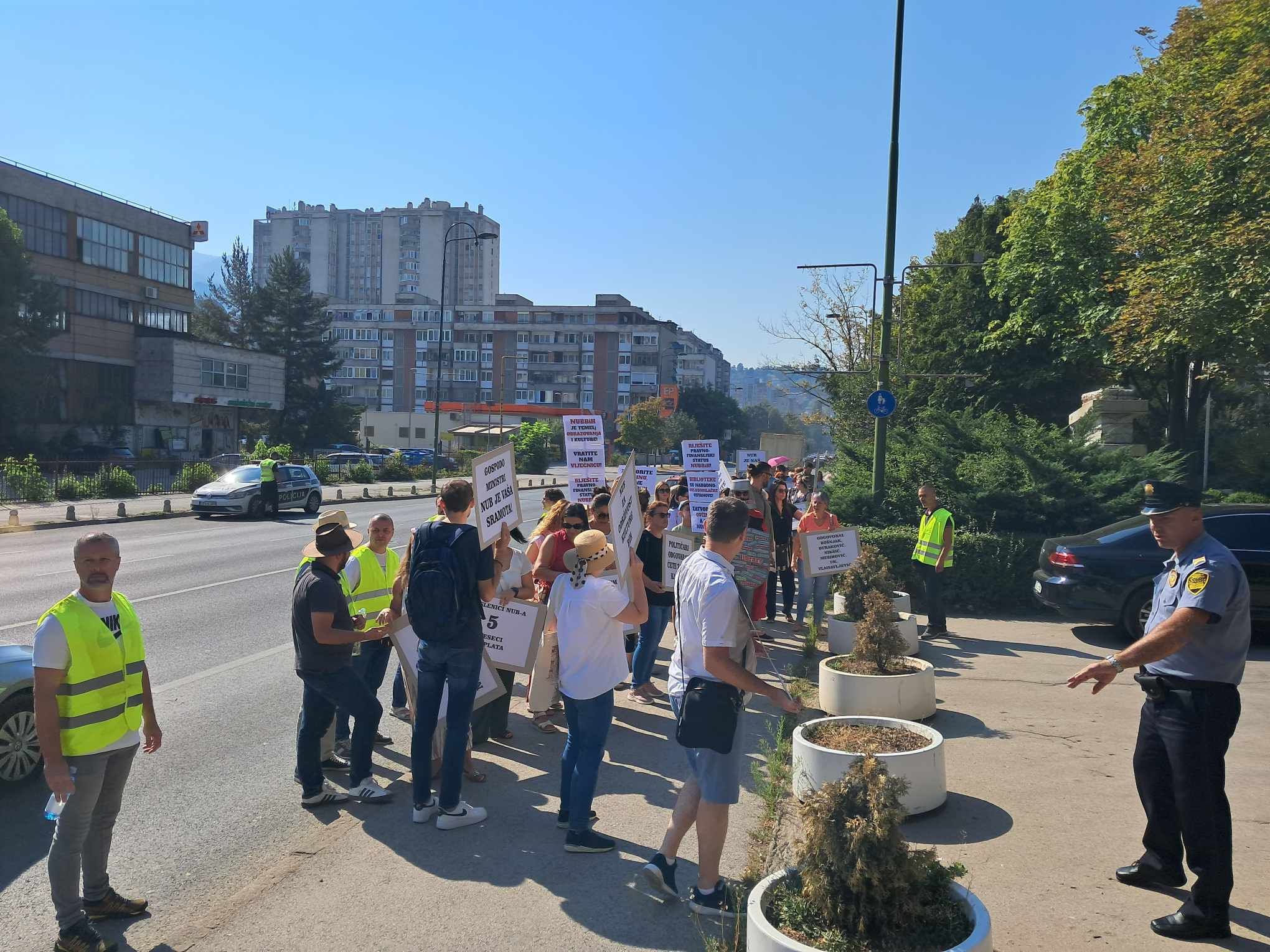 Iako su pozivali i građane da se pridruže mirnoj šetnji, do masovnog okupljanja nije došlo