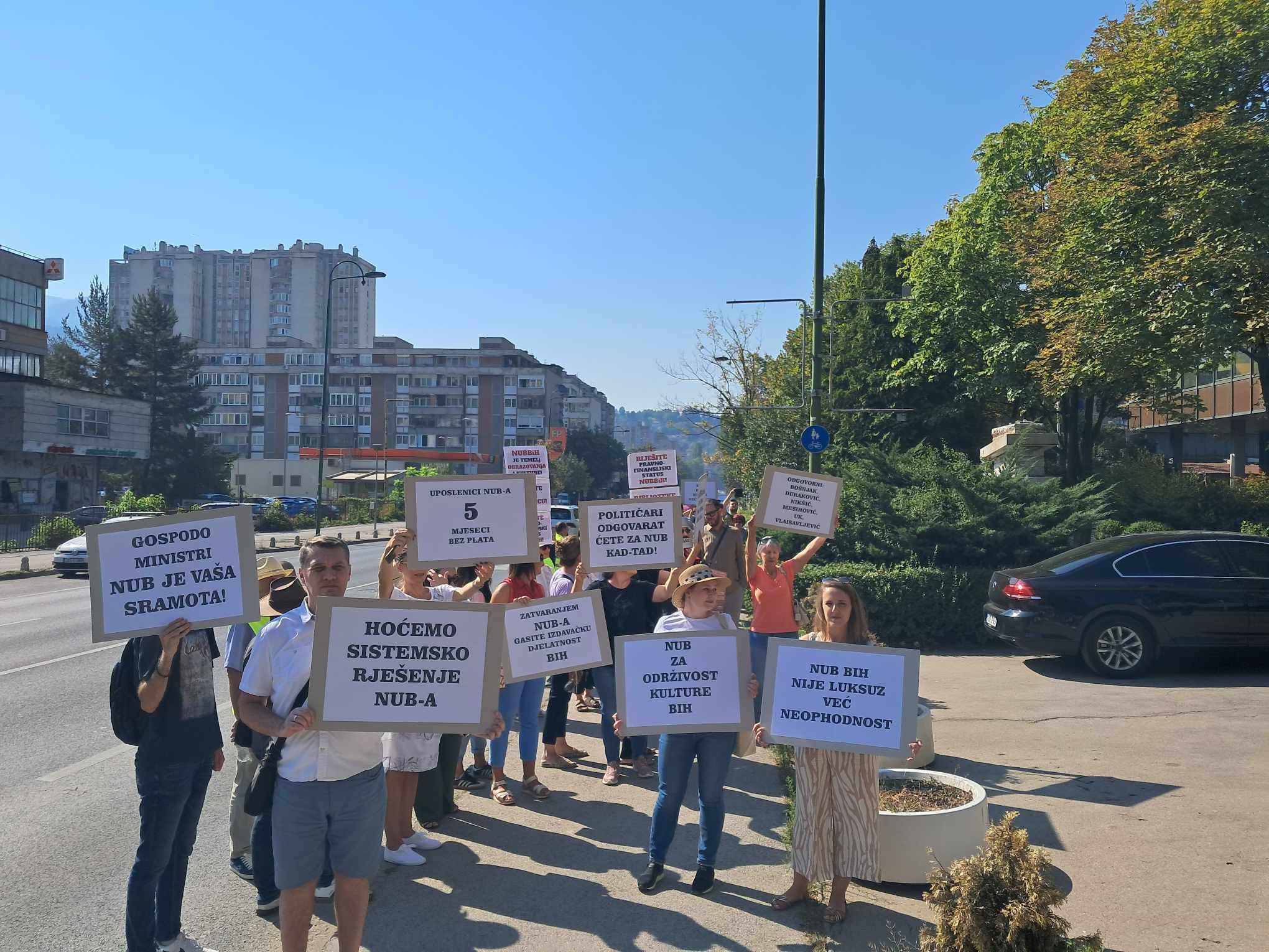 Uposlenici NUBBIH izašli na ulice: Poslali su jake poruke vlastima
