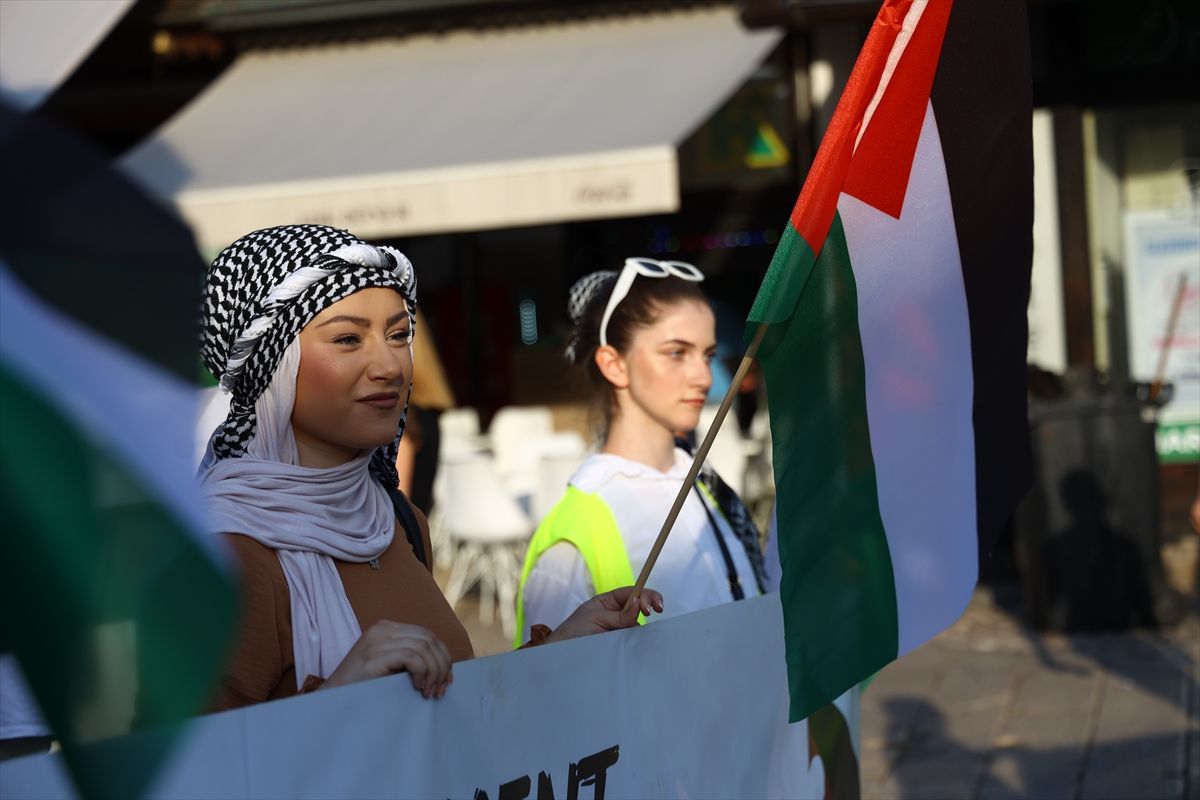 Građani su se okupili kod Sebilja, a zatim su noseći transparente i zastave Palestine krenuli u šetnju kroz grad