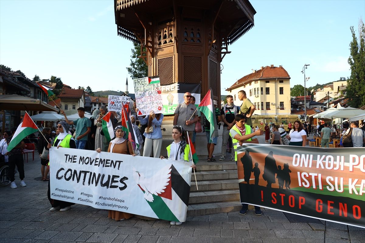 Građani su se okupili kod Sebilja, a zatim su noseći transparente i zastave Palestine krenuli u šetnju kroz grad