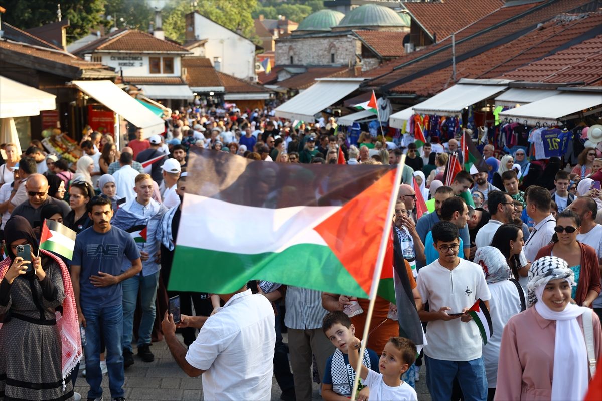 Građani su se okupili kod Sebilja, a zatim su noseći transparente i zastave Palestine krenuli u šetnju kroz grad