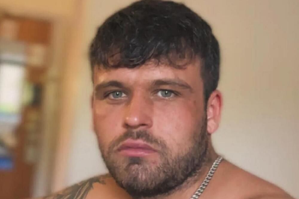 Već sutradan na poslu shvatio je da nešto nije u redu kad se pogledao u ogledalo