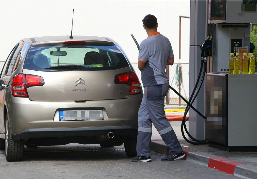 Litar dizela je pojeftinio za nekih 4-5, a benzina za 3 feninga