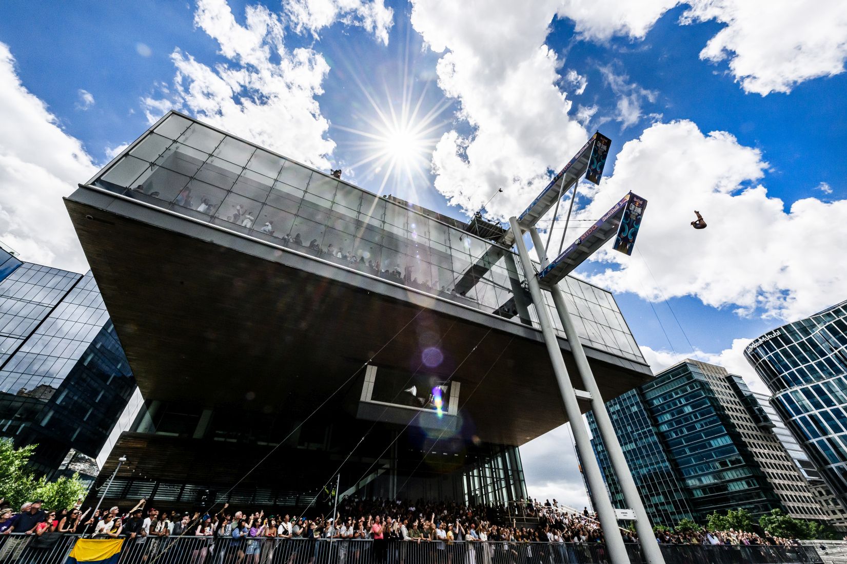 Riječ je o platformi dugoj 30 metara, koja je postavljena na krovu Opere u Oslu 