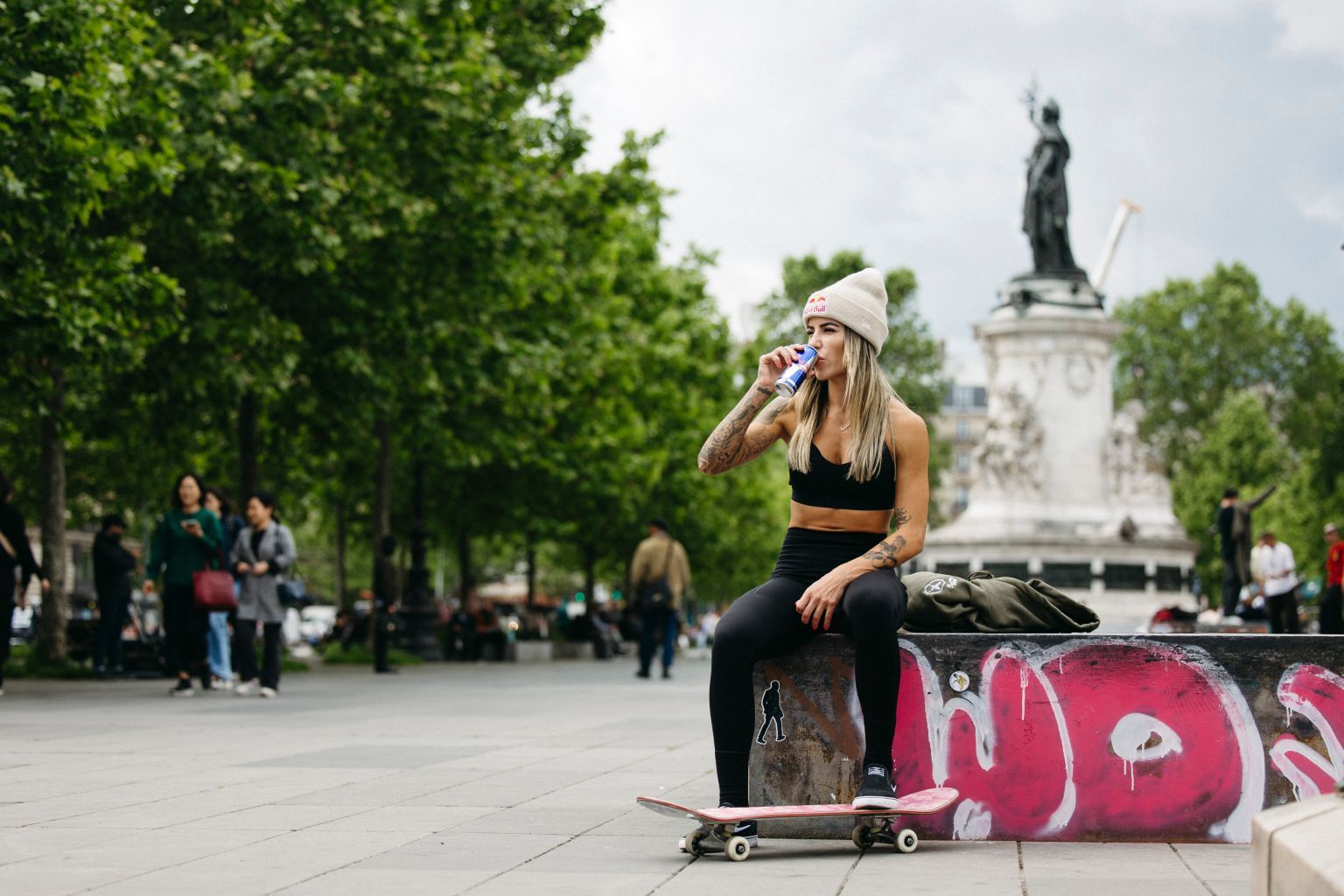 Grad svjetlosti iz nove perspektive: Leticia Bufoni u vožnji skateboardom ulicama Pariza