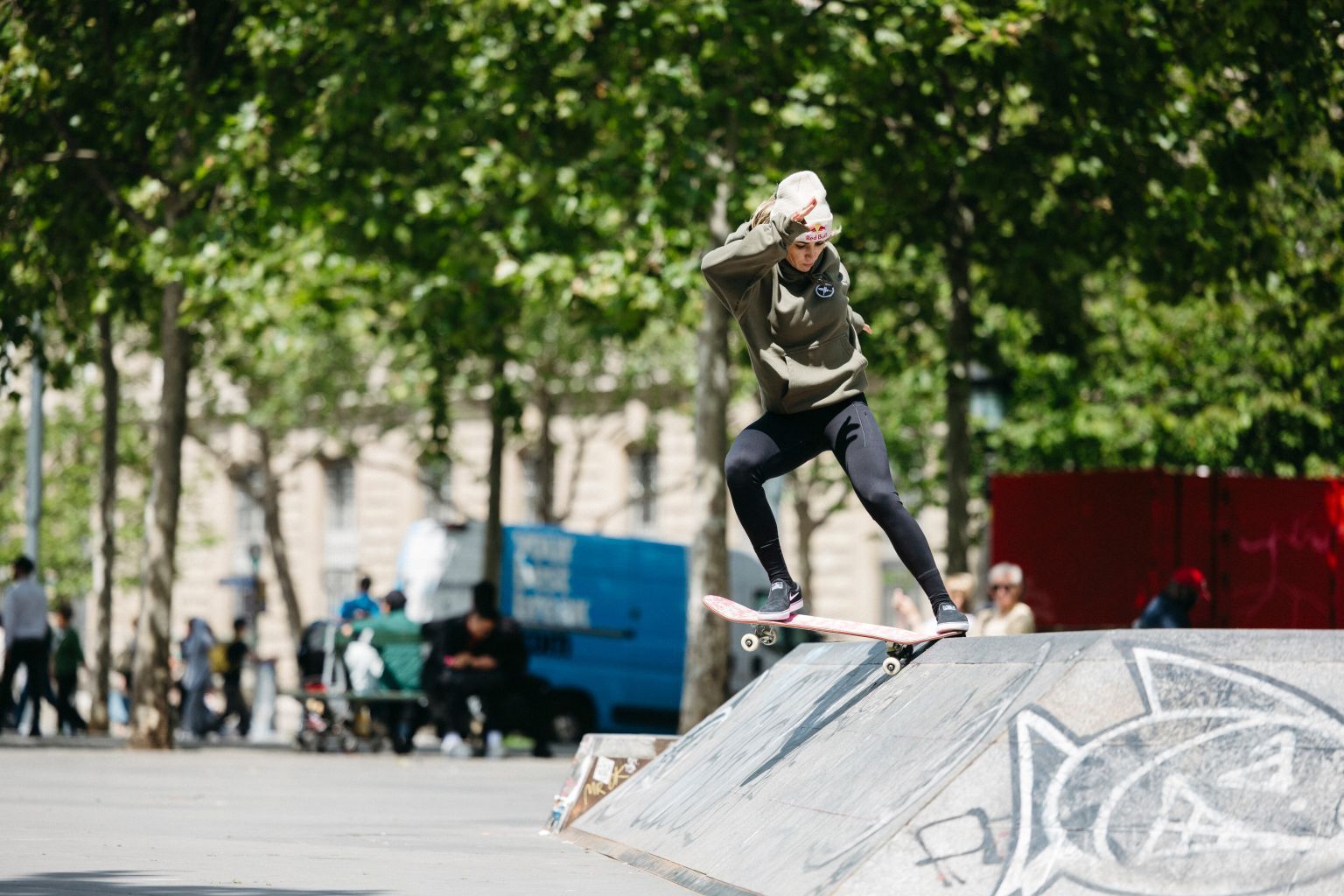 Grad svjetlosti iz nove perspektive: Leticia Bufoni u vožnji skateboardom ulicama Pariza