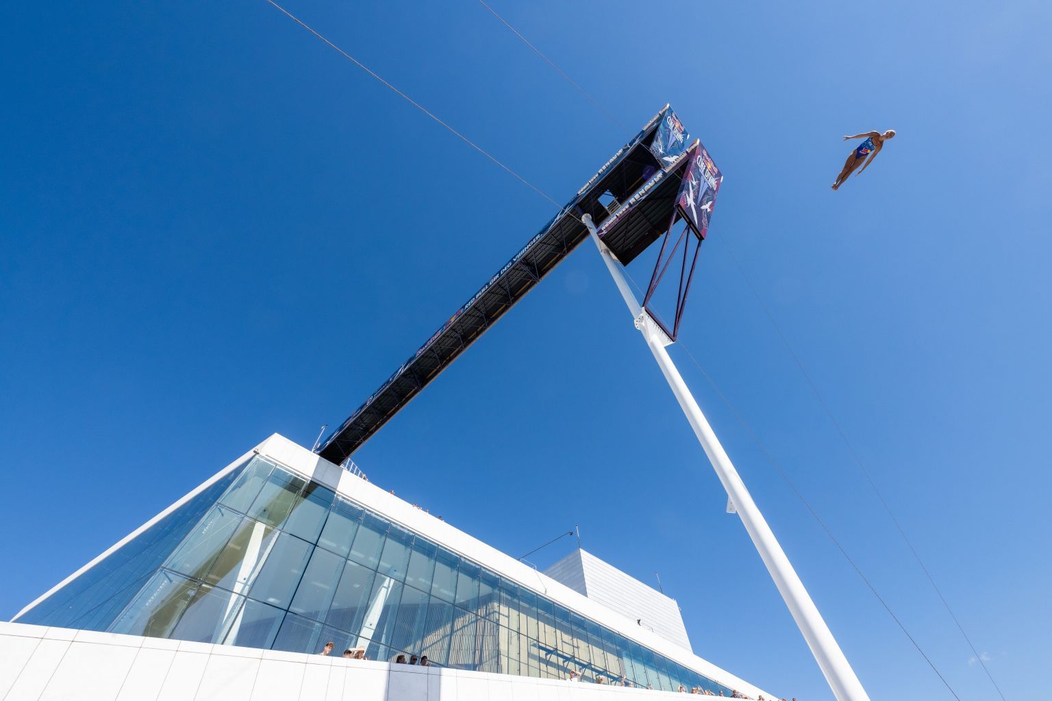 Riječ je o platformi dugoj 30 metara, koja je postavljena na krovu Opere u Oslu 