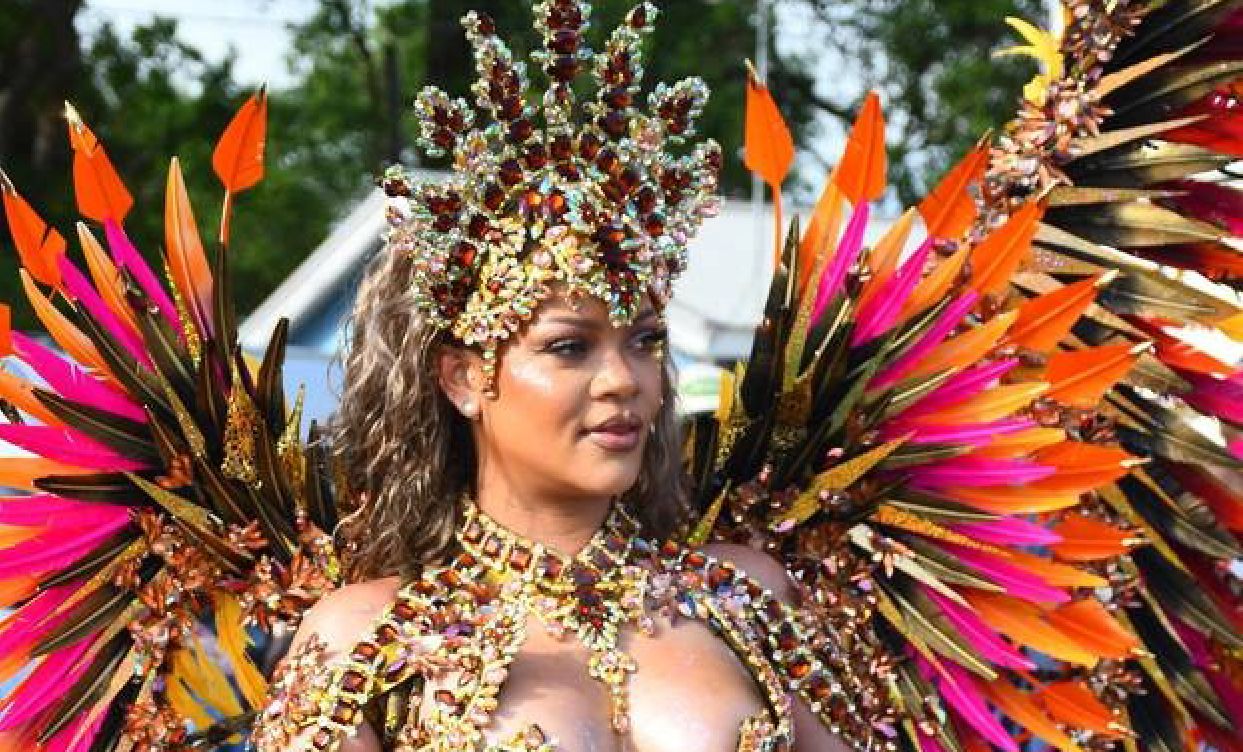 Odjenula je vrlo oskudan kostim za festival koji je naglasio njezine bujne obline te jedva prekrio intimne dijelove