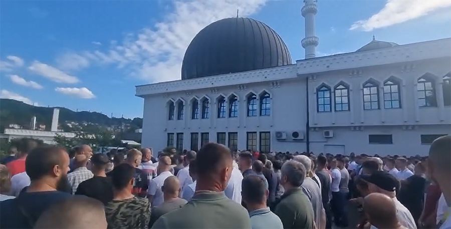 Rijeka ljudi na dženazi mladom Rijadu Heldovcu iz Zavidovića