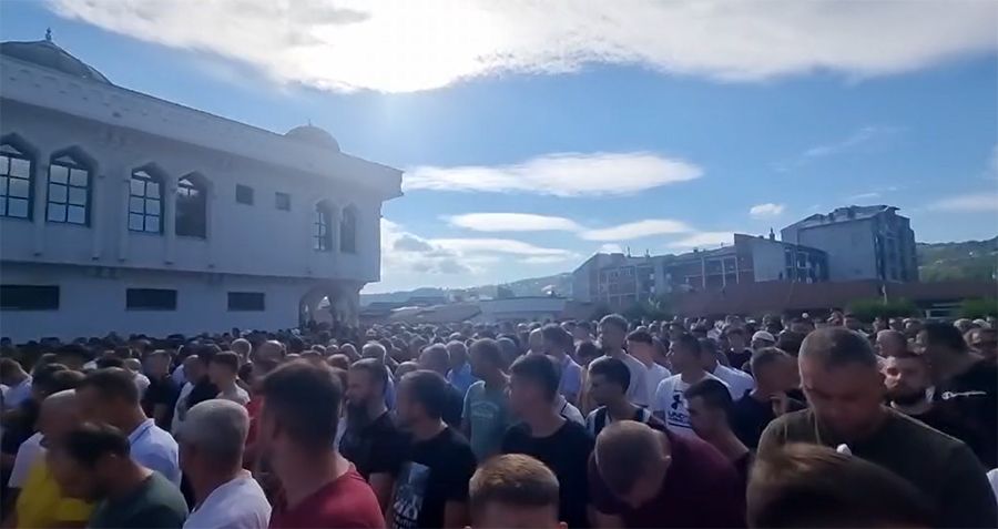 Rijeka ljudi na dženazi mladom Rijadu Heldovcu iz Zavidovića
