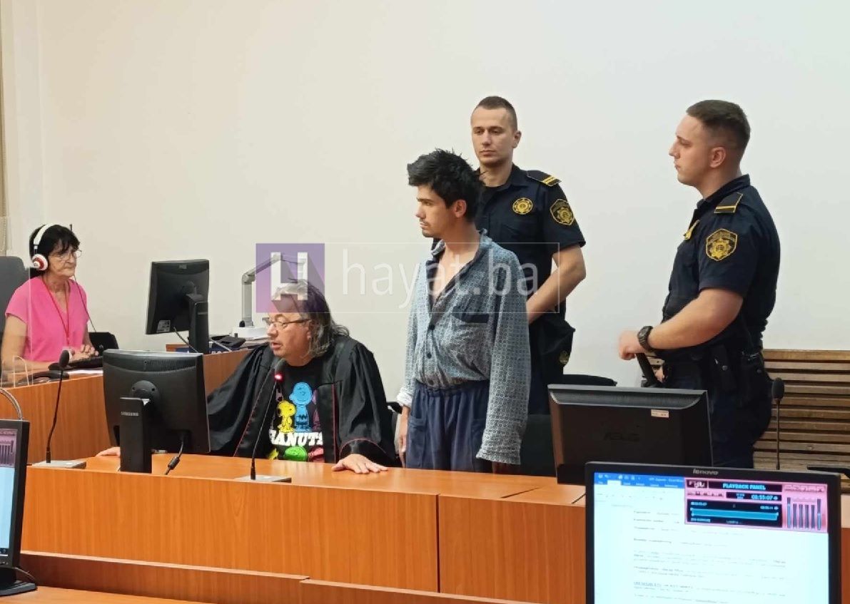 Uviđajem u stanu u ulici Husrefa Redžića, utvrđeno je da je žrtva imala povrede nanesene hladnim oružjem u predjelu vrata