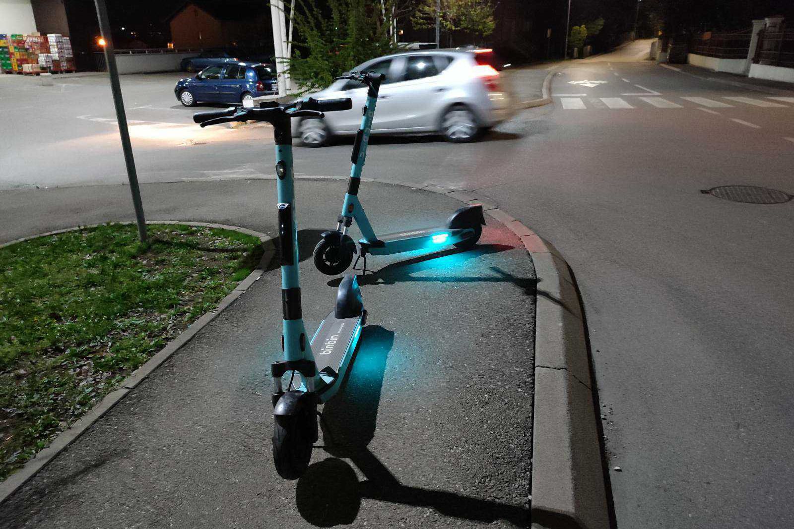 Prema izvještajima, incident se dogodio kada je maloljetnik vozio električni trotinet i udario 74-godišnju ženu dok je hodala
