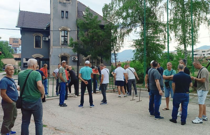 Trenutno je na obaveznim inspekcijskim poslovima u te dvije jame radno angažirano oko 200 radnika, a preostalih oko 400 radnika je na privremenom prekidu rada  