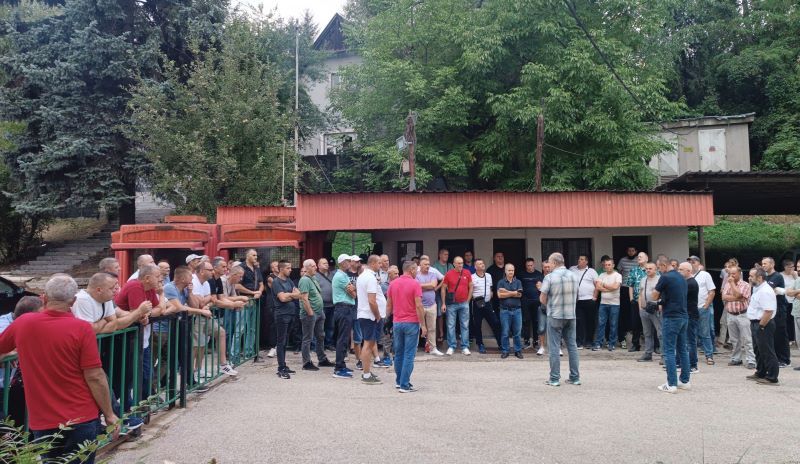 Trenutno je na obaveznim inspekcijskim poslovima u te dvije jame radno angažirano oko 200 radnika, a preostalih oko 400 radnika je na privremenom prekidu rada  