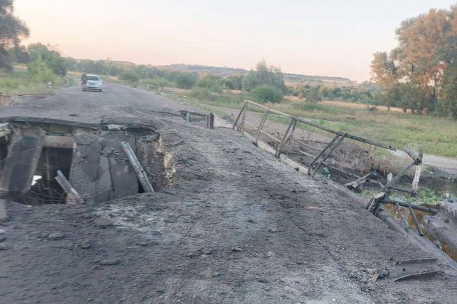 Ogromni stub dima iz gorućeg ruskog skladišta nafte u Rostovskoj oblasti sada je vidljiv s udaljenosti od desetak kilometara