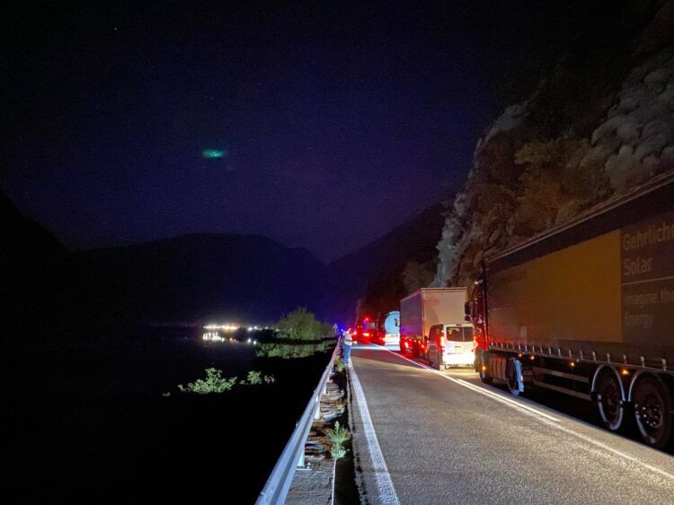 
Na terenu su policija i više vozila Hitne pomoći, a na tom dijelu puta su se stvorile ogromne gužve.
