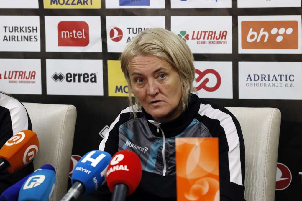 Ostavku je podnijela iz ličnih, moralnih i sportskih razloga, "prvenstveno zbog toga što je obesmislen rad svih nas koji smo kao predstavnici klubova izabrani u IO FS KS".