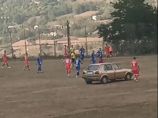 Meč je odigran na stadionu „Rakovice“ pred oko 200 gledalaca, a snimak automobila koji ulazi na teren uveliko kruži društvenim mrežama