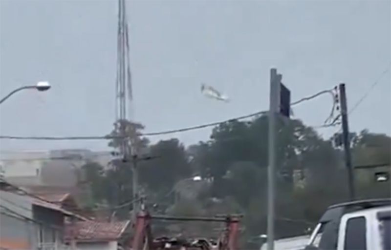 Avion je pri padu pogodio više kuća