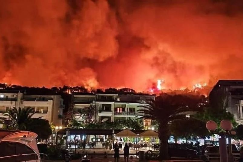 
Situacija na požarištu je i dalje jako teška i vatrogasci uz pomoć zračnih snaga daju sve od sebe kako bi zaustavili širenje velike vatrene stihije