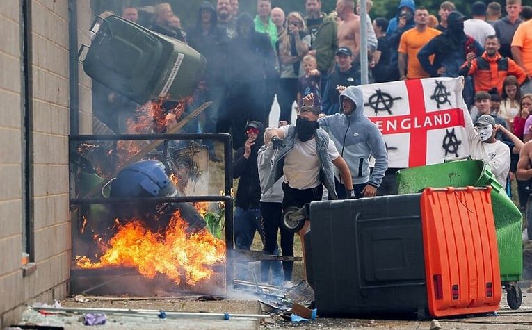 Antiimigrantske i antiislamske grupe iskoristile su taj zločin kako bi internetom širile dezinformacije i mržnju, potaknuvši time nerede u nizu gradova