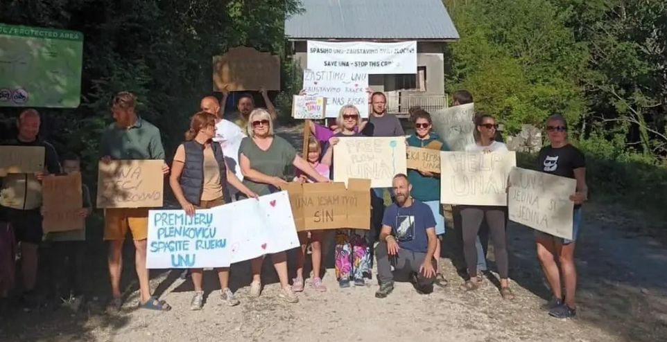 Ističući da borba aktivista nije prestala, kako pišu mediji, odnosno da nisu obustavljeni radovi na izgradnji male hidroelektrane (mHE).