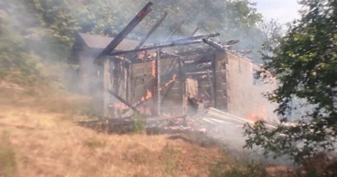 Iz Profesionalne vatrogasne brigade Kantona Sarajevo potvrdili su da je požar izazvan namjerno i da je tom prilikom jednoj osobi pričinjena materijalna šteta