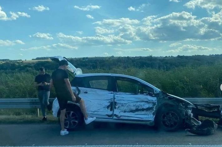 Trenutno stanje učesnika nije poznato, dok je na vozilima pričinjena veća materijalna šteta