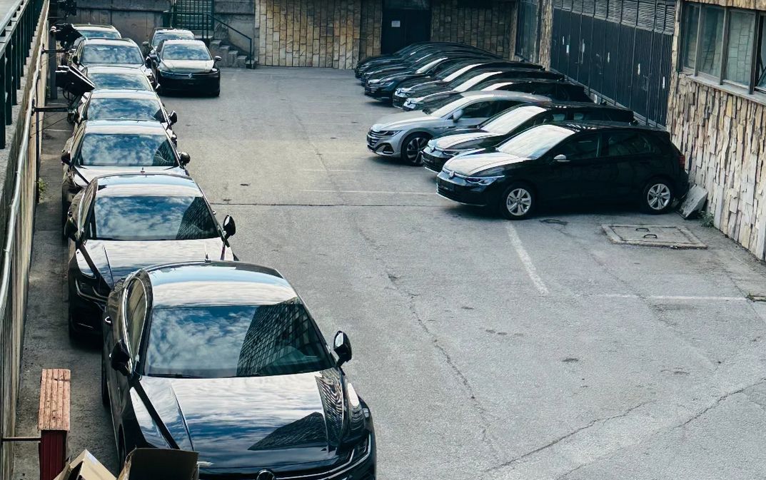 U posljednjem broju Službenih novina Federacije objavljena je Odluka Vlade FBiH donesena na sjednici 7. avgusta ove godine. Tom odlukom raspoređuju se nabavljeni automobili