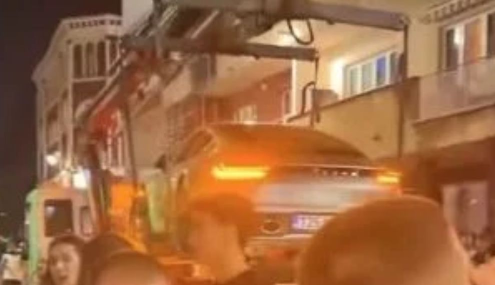 Ulica Zelenih beretki je jednosmjerna, a uoči i tokom Sarajevo Film Festivala je u večernjim satima uvijek puna turista i posjetioca festivala