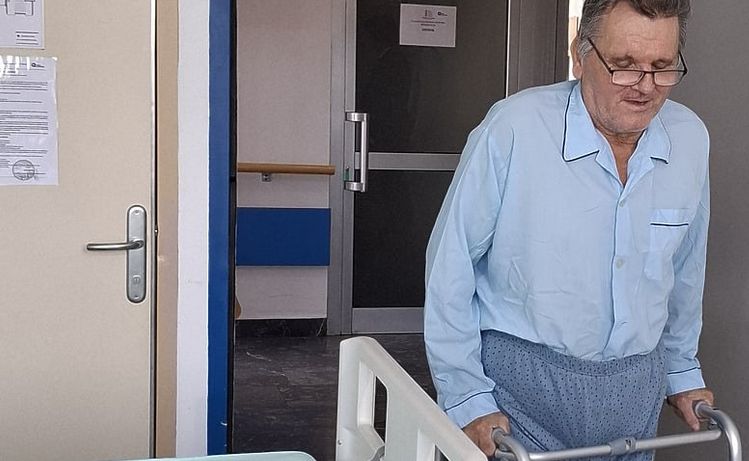 Operaciju je izveo medicinski tim bolnice, predvođen prof. dr. Ismetom Gavrankapetanovićem, direktorom Opće bolnice.