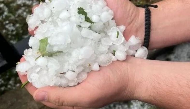 Na Zlatiboru je za petnaest minuta pala količina grada koja je zabijelila površine