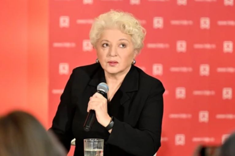Priča o ženi koja pokušava da se izbori sa tugom nakon smrti sina i koja kroz druženje sa njegovim prijateljem otkriva brojne tajne, privukao je pažnju i svjetskih medija
