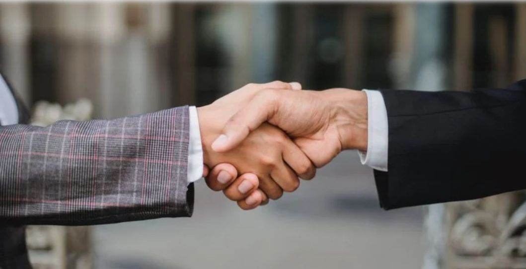 Dok se predstavljate i pozdravljate u sobi punoj ljudi, muškarci prvo pozdravljaju žene, mlađi prvo pozdravljaju starije, a podređeni nadređenog