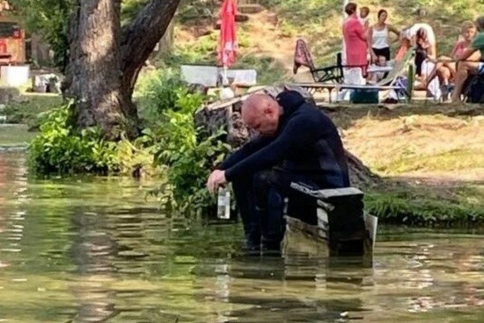 Prema još nepotvrđenim podacima, riječ je o dvojici muškaraca s područja Donjeg Vakufa, od kojih je jedan rođen 1963. godine, a drugi 2002. godine