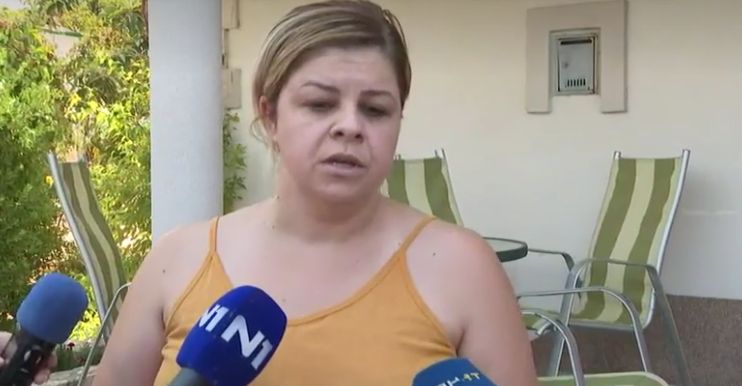 Napad se desio sinoć oko 22:20 sati u naselju navodeći da je njen sin sjedio na klupi sa svojim vršnjacima