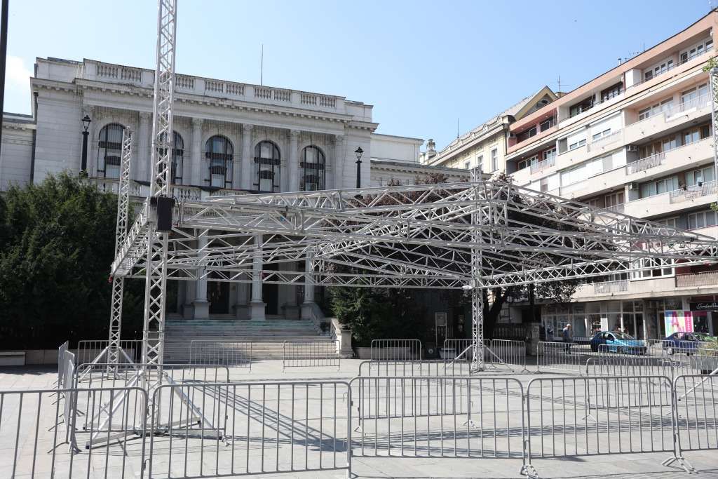 U znak sjećanja na akademika Abdulaha Sidrana, uoči početka SFF- a biće prikazan film "Kuduz" Ademira Kenovića za koji je scenario pisao upravo Sidran. 