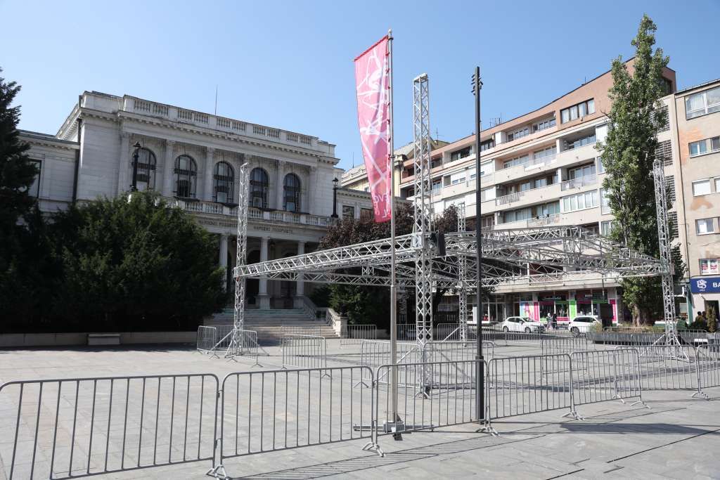 U znak sjećanja na akademika Abdulaha Sidrana, uoči početka SFF- a biće prikazan film "Kuduz" Ademira Kenovića za koji je scenario pisao upravo Sidran. 