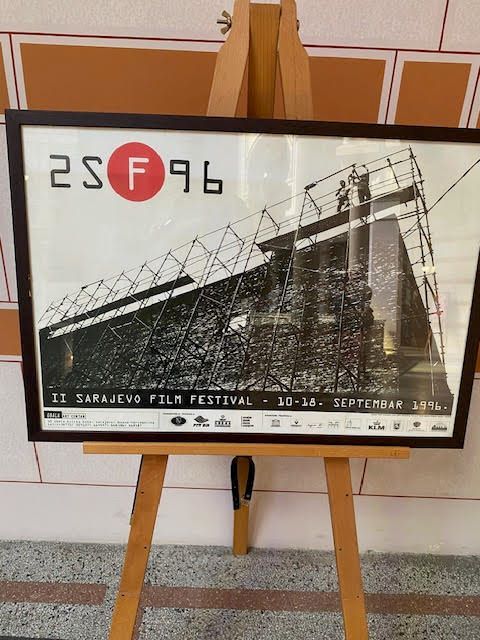 Svaki plakat odražava duh vremena, kreativnu energiju i evoluciju festivala, te pruža uvid u transformaciju Sarajevo Film Festivala