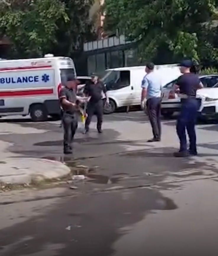 Detalji pucnjave ispred tržnog centra: Advokat izrešetan pred suprugom!