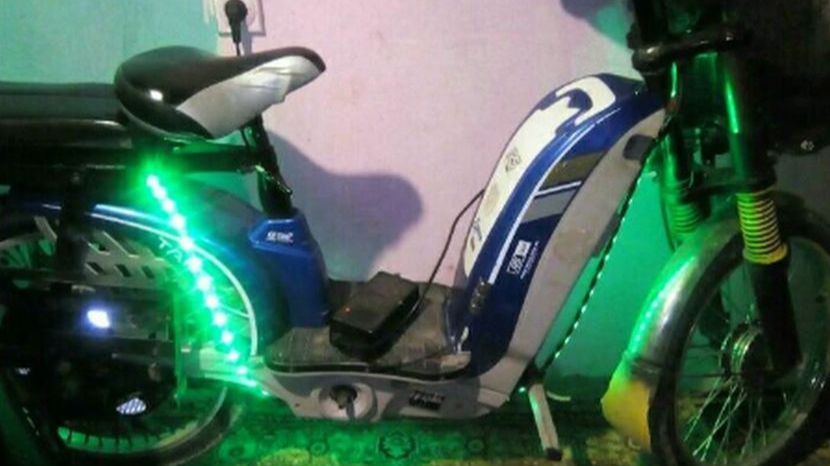 Kako su ispričale skrhane komšije, nakon što je plamen primjećen svi su pojurili da pomognu, pa su čak pokušali da razbiju i zid