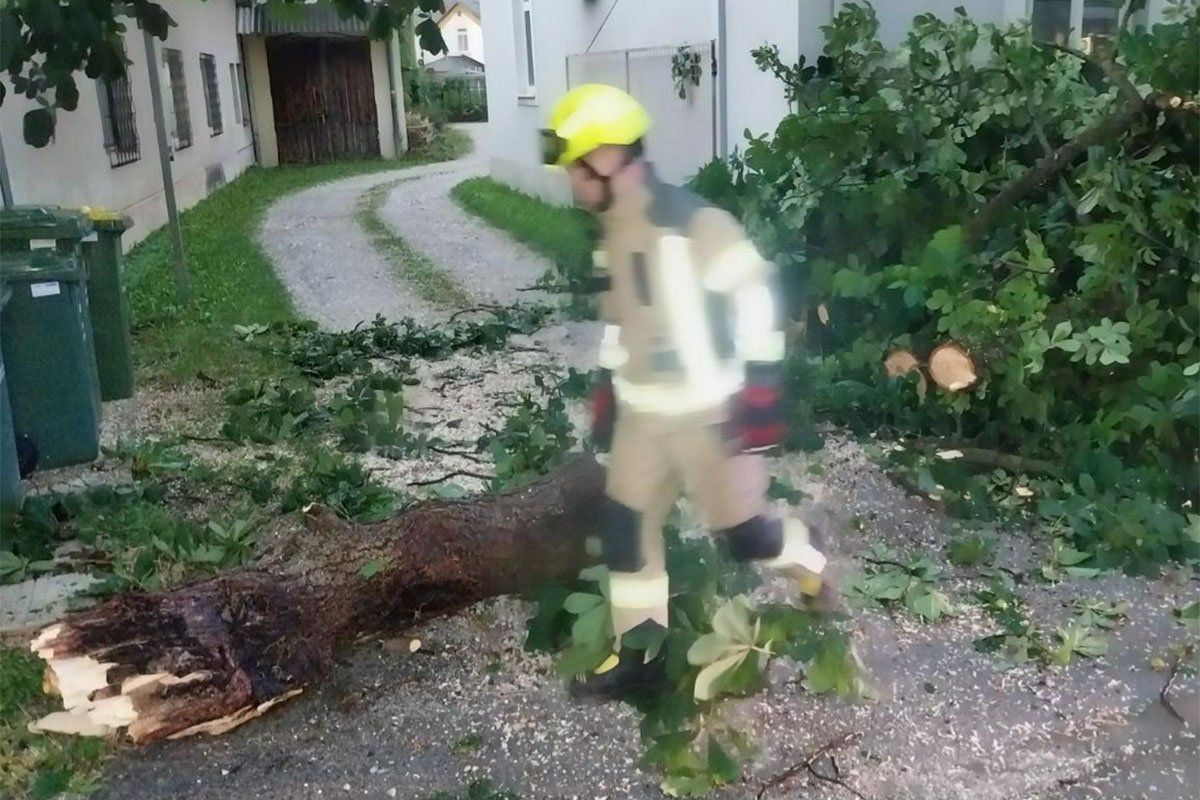 U nekim područjima došlo je do poplava, posebno u podrumima, dok su neki dijelovi zemlje ostali bez struje.