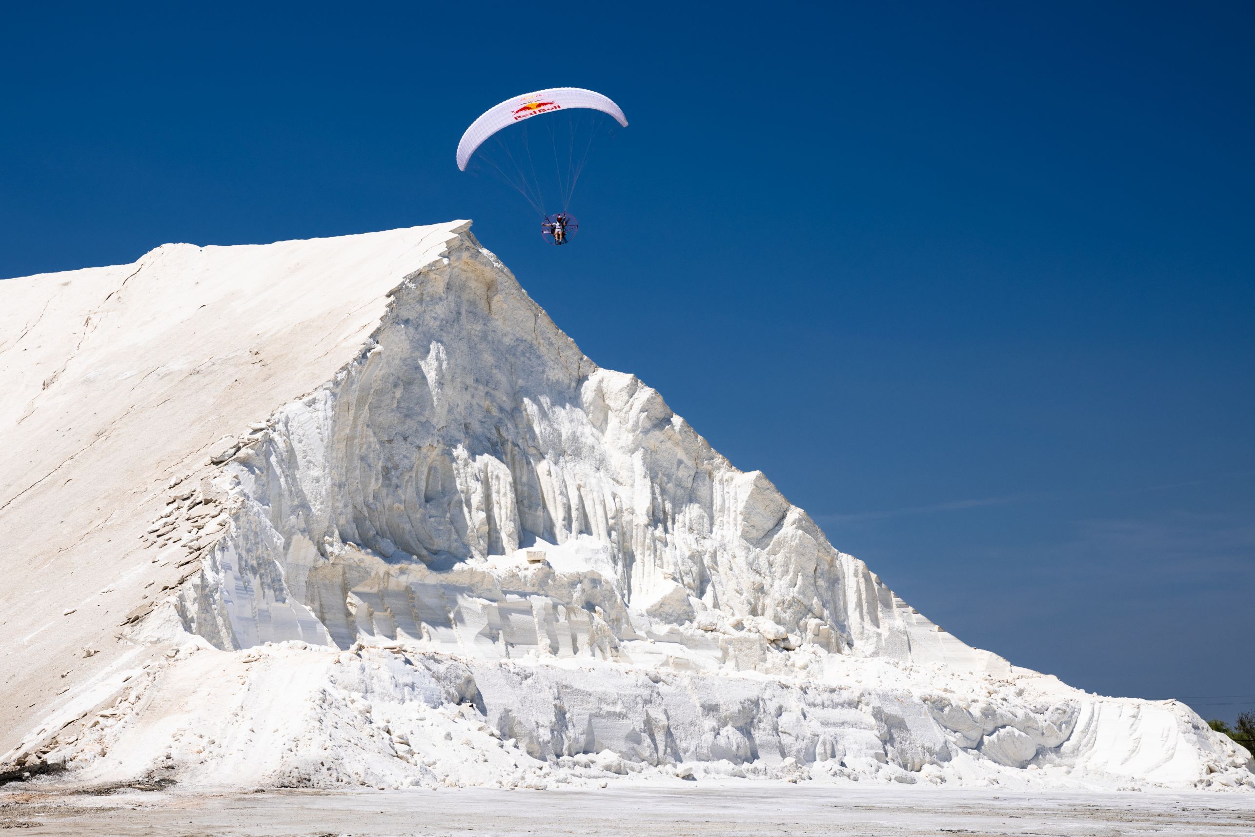 Polja soli Valone prolaze kroz magičnu transformaciju tokom vrelih ljetnih mjeseci.