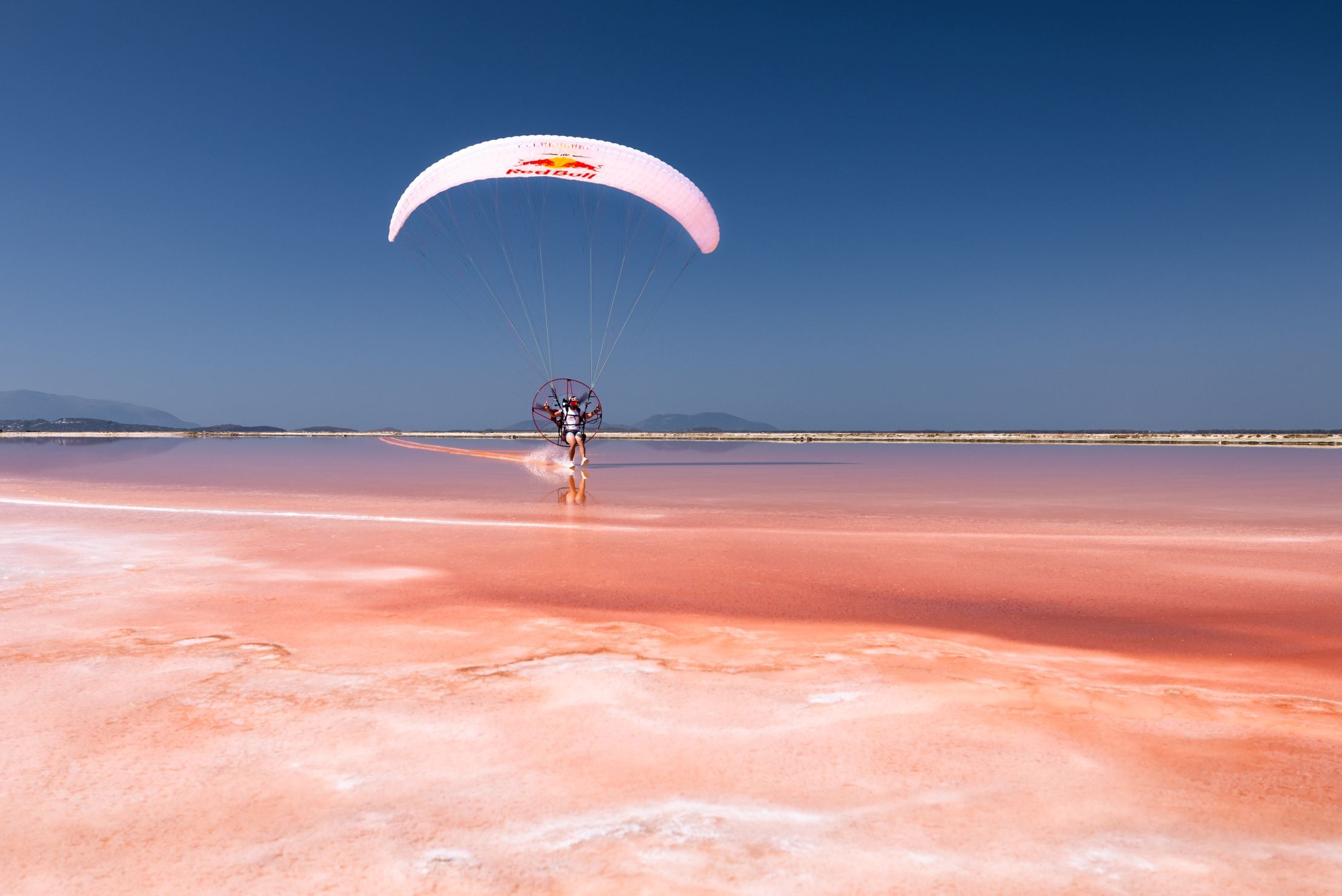 Polja soli Valone prolaze kroz magičnu transformaciju tokom vrelih ljetnih mjeseci.