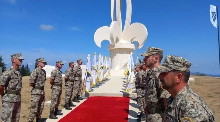 Vaša izjava sugeriše da ili ne razumijete osnove prava ili ne smatrate generala Alagića osobom. Alagić je umro kao nevina osoba", saopćio je Tahirović